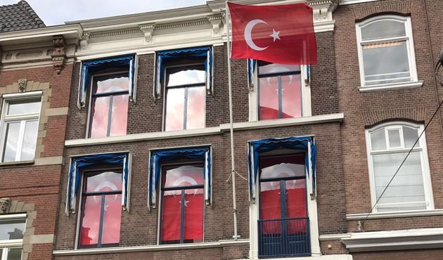 Hollanda Başbakanı'nın Türk bayraklarıyla çevrili odası...