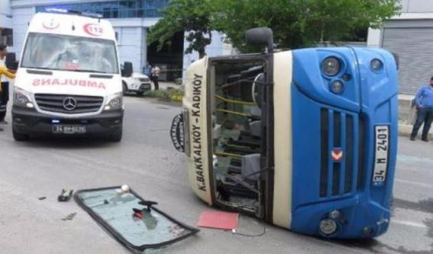 Ataşehir'de yolcu minibüsü devrildi: Yaralılar var! / VİDEO