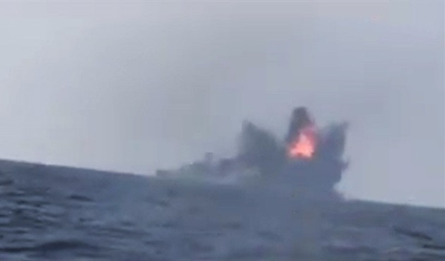 Suudi Arabistan'ın savaş gemisi füze ile vuruldu...