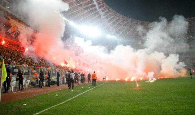 Göztepe - Eskişehirspor maçında polisin çantasından çıkanlar şok etti