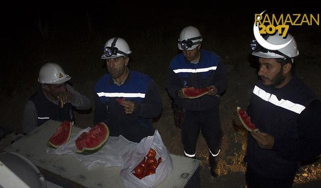 Mağduriyet yaşanmasın diye gece gündüz çalışan 'VEDAŞ' ekipleri kamyonet kasasında sahur yapıyor!