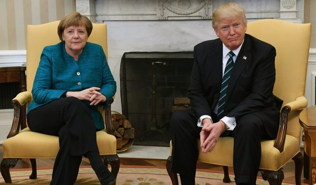 Merkel ve Trump Hamburg'da nasıl tokalaştı...