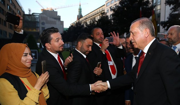 Cumhurbaşkanı Erdoğan'a Almanya'da coşkulu karşılama...