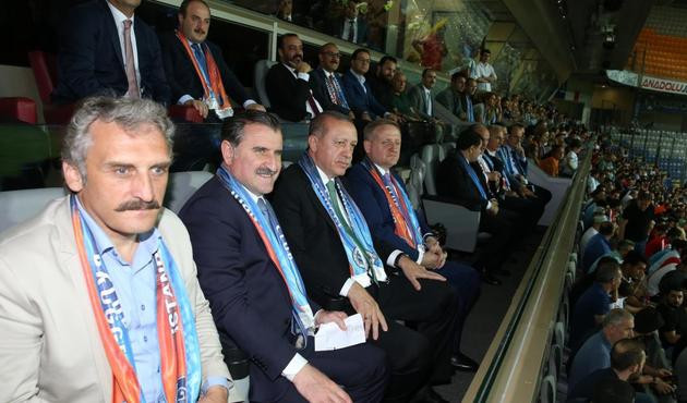 Cumhurbaşkanı Erdoğan stada adım attı, Başakşehir golü attı