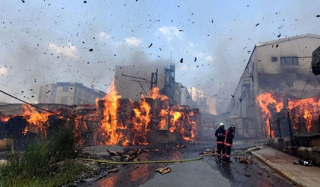 Sefaköy'de kağıt fabrikasında korkutan yangın!