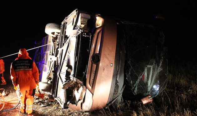 Sivas'ta yolcu otobüsü devrildi: Ölü ve yaralılar var