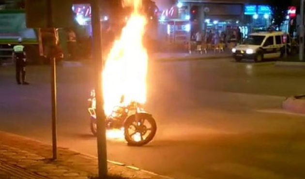 Polise kızdı, motosikletini ateşe verdi!