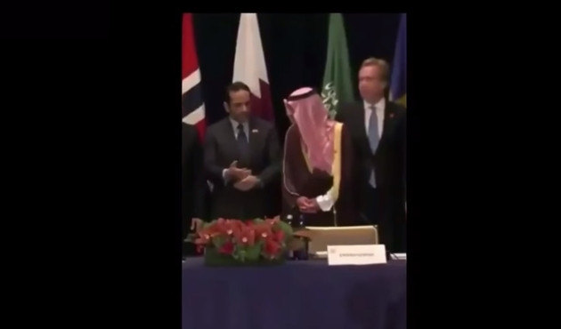 Katarlı Bakanın eli havada kaldı/Video...