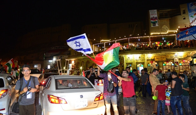 Erbil'de İsrail bayrağıyla kutlama...Her şeyi anlatan fotoğraf...