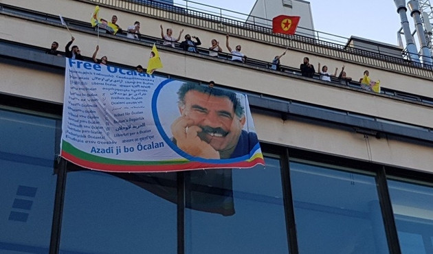 PKK yandaşları AFP'nin binasını işgal etti...Elebaşı Öcalan'ın posterini astılar...