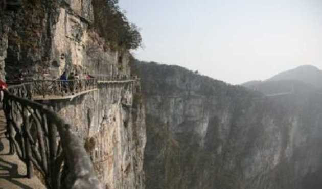 Çin'in Cennet Kapısı Dağı'nda vertigo garantili korkunç cam yol!
