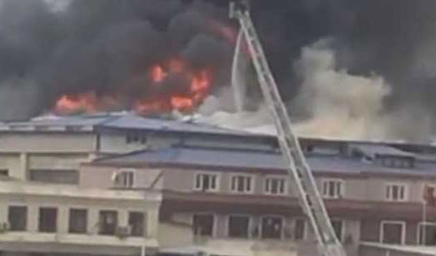 İstanbul'da dev fabrikada yangın çıktı! Gökyüzünü duman sardı...