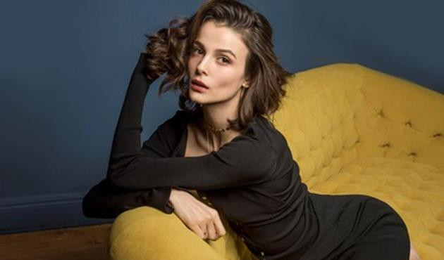 Büşra Develi oyunculukta yaşadığı iniş ve çıkışları Miss Vogue Türkiye'ye anlattı!