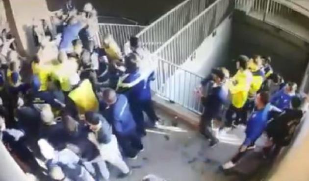 Galatasaray Fenerbahçe derbisinde taraftarın bıçaklanma anı izle! / VİDEO