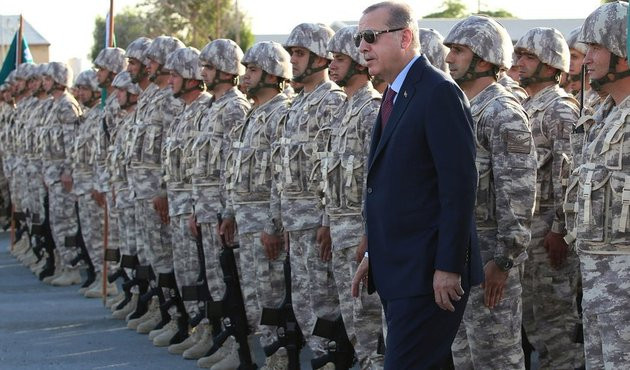 Erdoğan'ın Katar'daki Türk birliğini ziyaretinde dikkat çeken silah detayı!