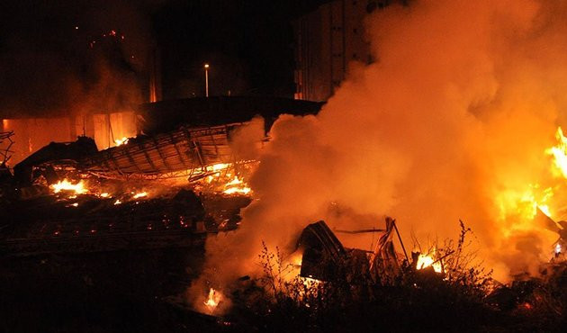 Son dakika... Zonguldak'ta mobilya fabrikası cayır cayır yandı...