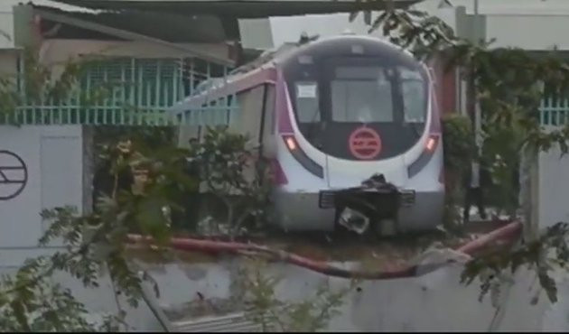 Hindistan'da sürücüsüz metro duvara girdi / VİDEO