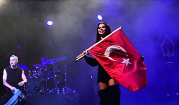 Dünyaca ünlü şarkıcı yeni yılı Türk bayraklı fotoğrafla kutladı!
