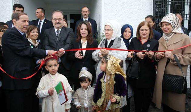 Emine Erdoğan, Cezayir'de minikleri sevindirdi!