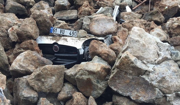 Trabzon'da istinat duvarı araçların üzerine çöktü! / VİDEO