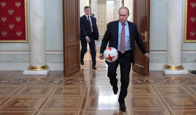 Putin ve FIFA Başkanı'nın futbol keyfi!