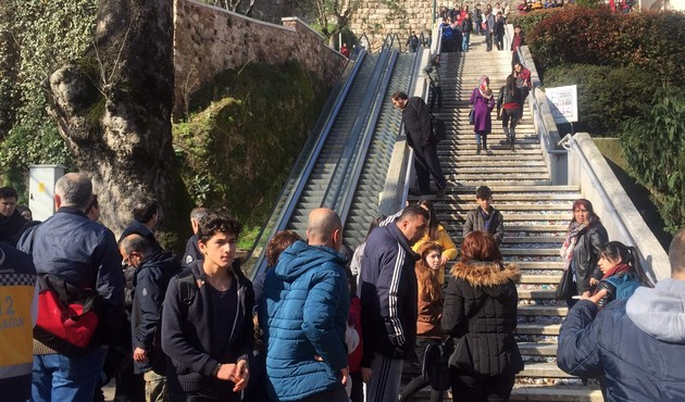 Yürüyen merdivende dehşet! 8 öğrenci yaralandı / VİDEO