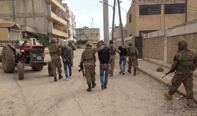 Afrinli siviller 3 teröristi yakalayıp TSK'ya teslim etti!