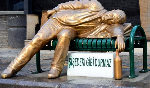 CHP'li belediyeden barlar sokağına 'adam gibi için' heykeli!