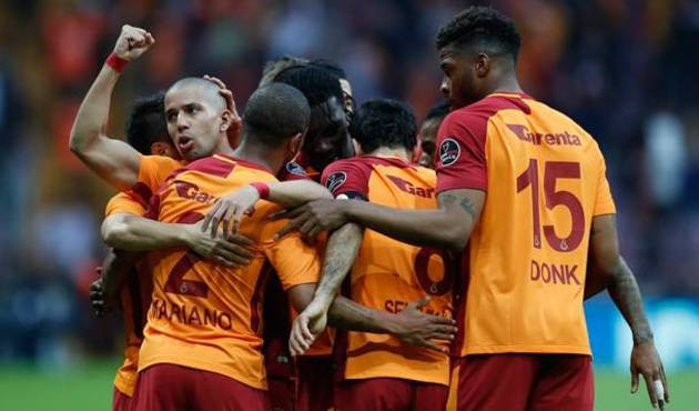 Galatasaray yıldız futbolcu ile sözleşme yeniliyor!