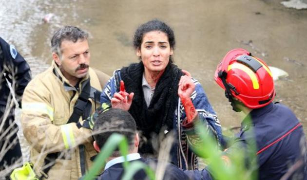 Cinnet getiren Suriyeli kadın polise zor anlar yaşattı! VİDEO