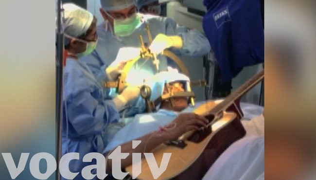 Beyin ameliyatı sırasında gitar çalan adam