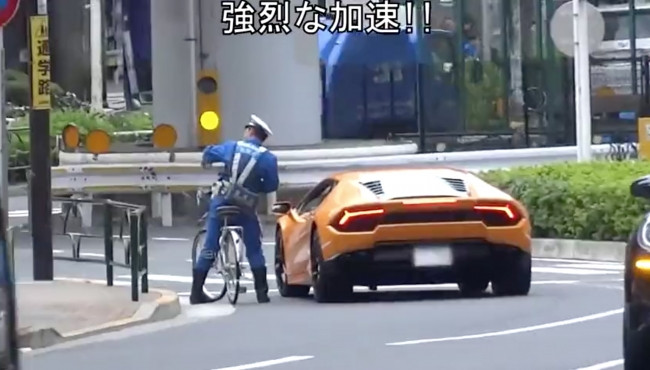 Japon polis bisikletle Lamborghini'yi kovalayıp ceza yazdı!