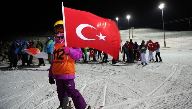 Yıldız Dağı’nda Türk bayrakları eşliğinde meşaleli kayak...