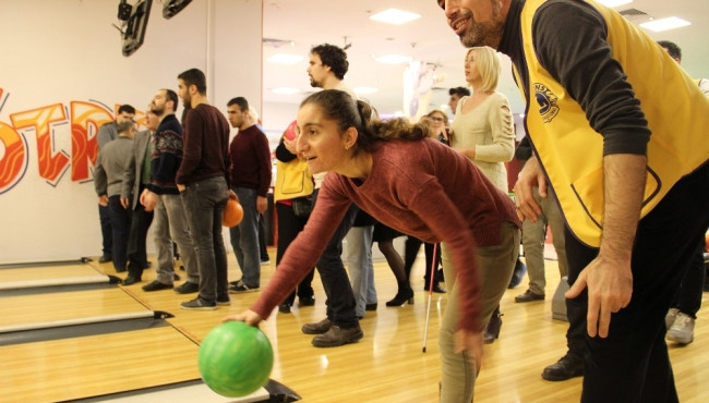 Görme engellilerin kıyasıya bowling mücadelesi!