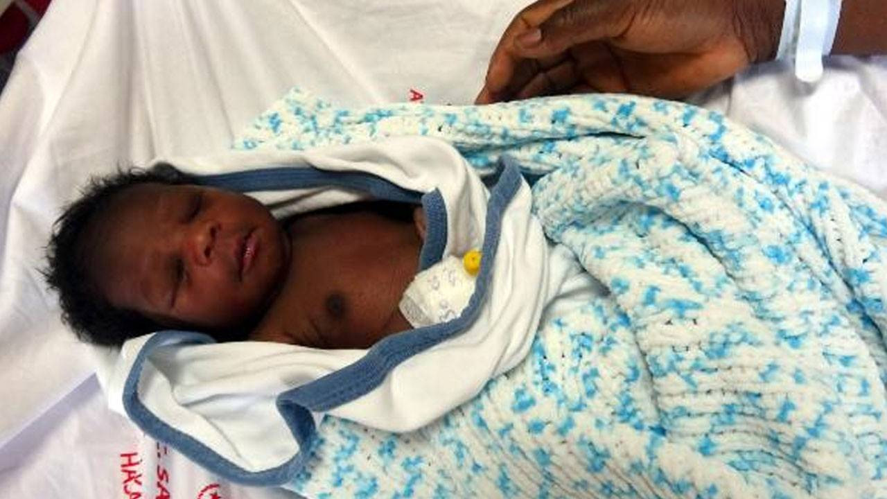 Lastik botta doğum yapan Kamerunlu kadın o anları anlattı