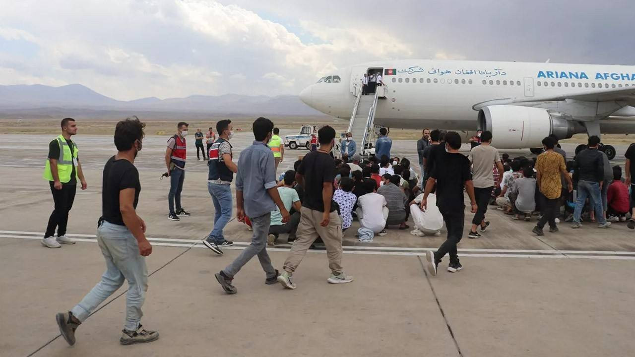 Iğdır'dan 362 Afganistan uyruklu kaçak göçmen ülkesine gönderildi