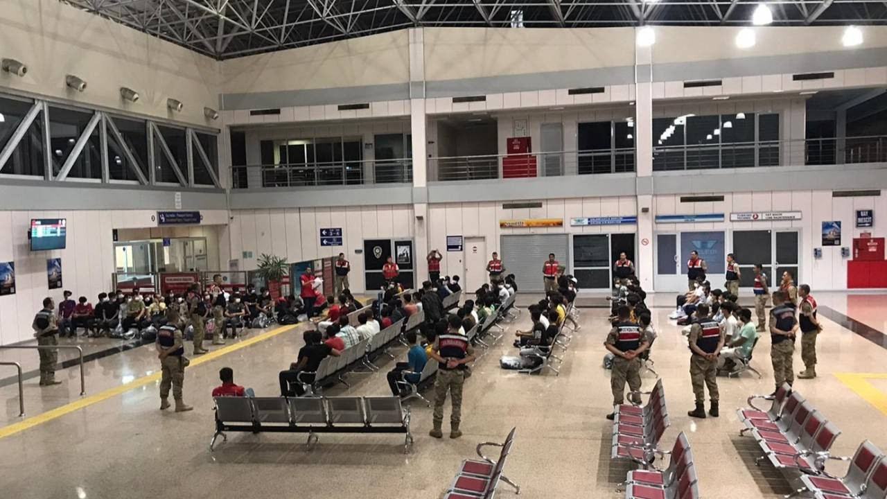 Erzurum'da Afgan uyruklu 136 sığınmacı ülkelerine gönderildi