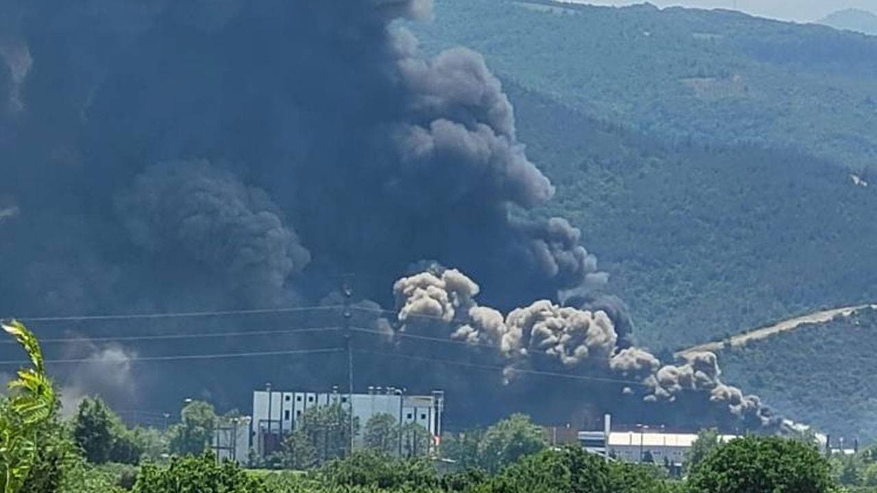 Bursa’da Barakfakih Organize Sanayi Bölgesindeki bir fabrikada yangın çıktı. Bölgeye çok sayıda itfaiye ekibi sevk edild