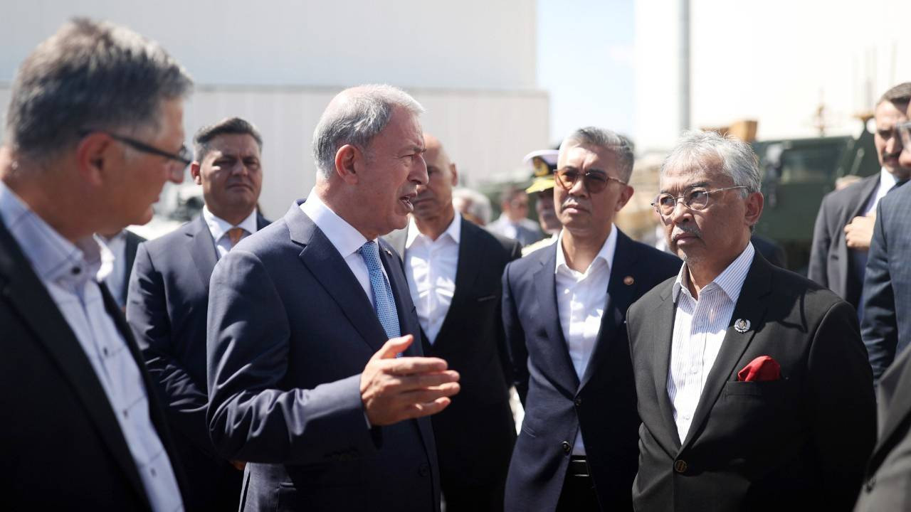 Bakan Akar ve Malezya Kralı Şah savunma sanayisi şirketini ziyaret etti