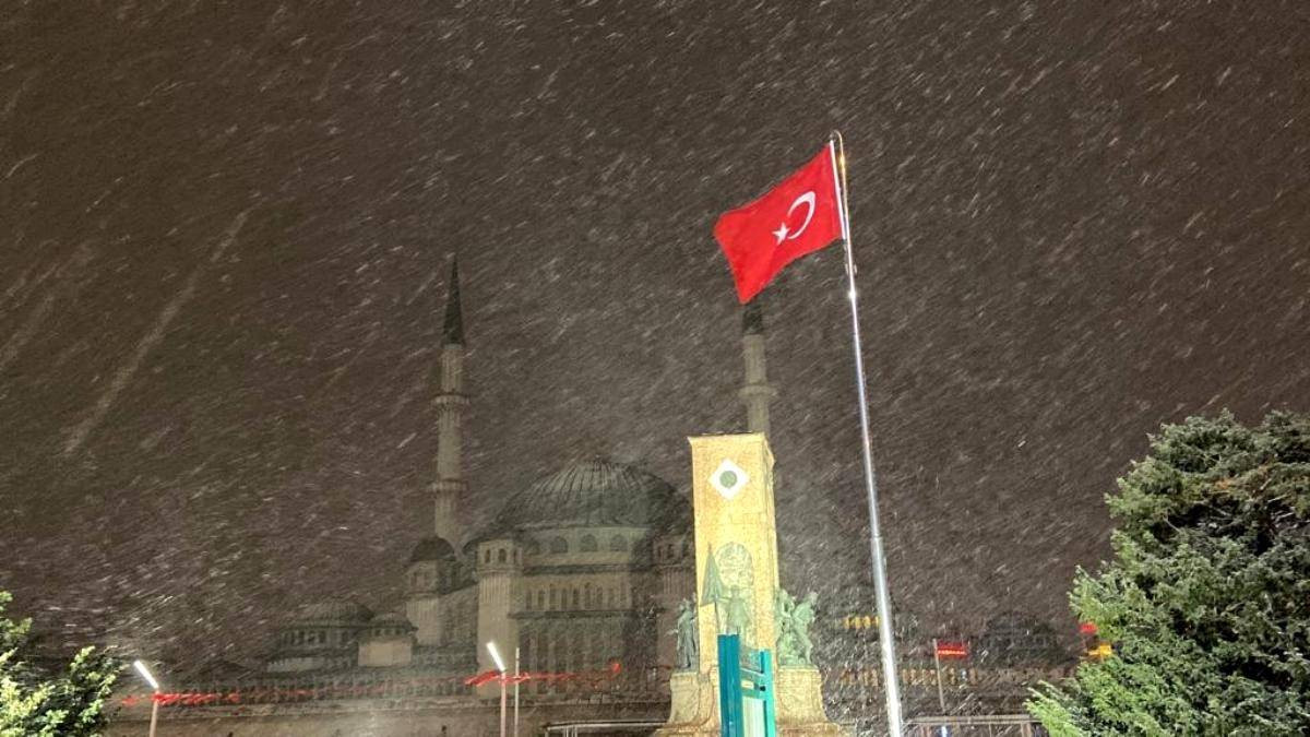Taksim Meydanı'da kar etkisini arttırdı