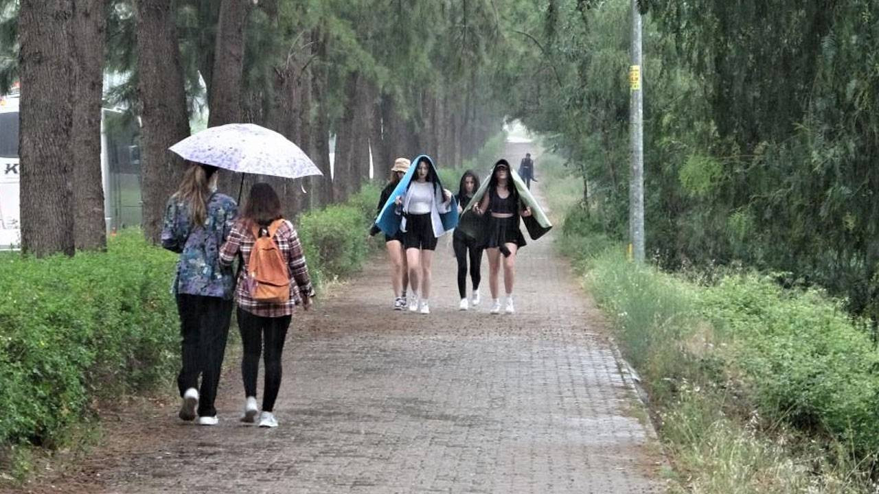 Antalya’da sağanak yağış etkili oldu
