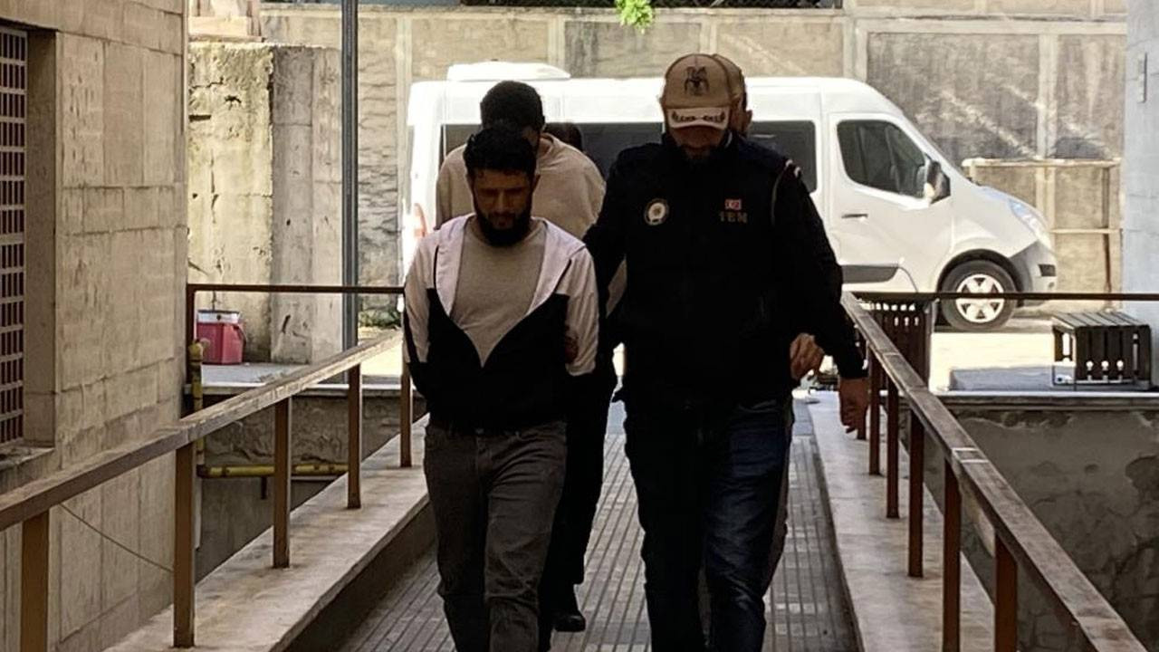 Bursa'da DAEŞ operasyonunda gözaltına alınan 1’i canlı bombacı 3 kişi adliyeye sevk edildi