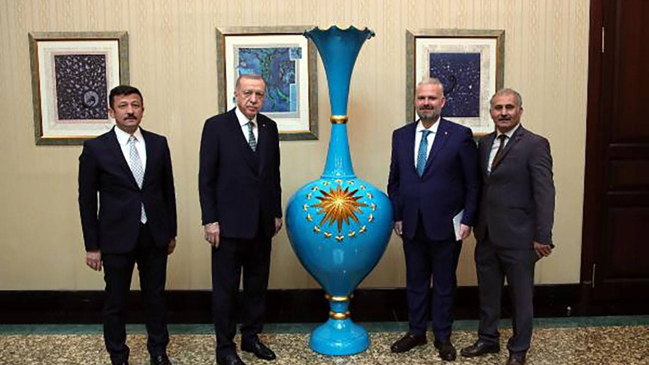 Menemenli çömlek sanatçı Erdoğan'a 2,5 metrelik vazo hediye etti