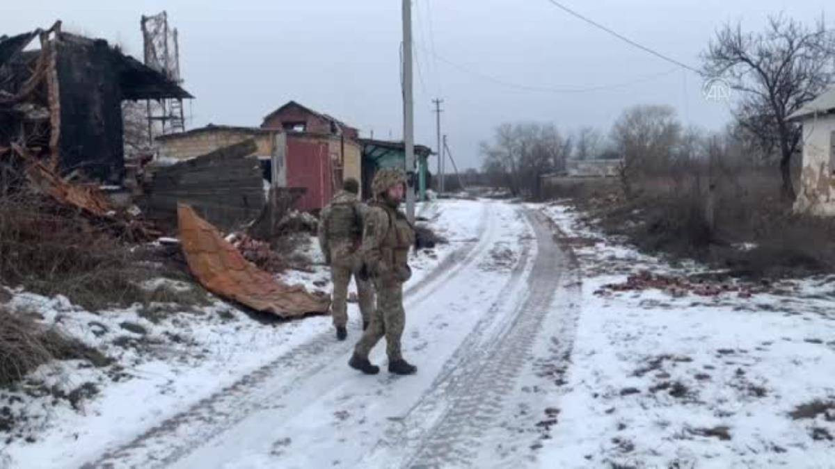 Ukrayna askerleri Rusya ile artan gerilimin ortasında cephe hattında devriye gezdi