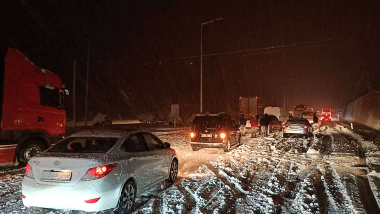 Samsun-Ankara karayolu kardan ulaşıma kapandı, araçlar yolda kaldı