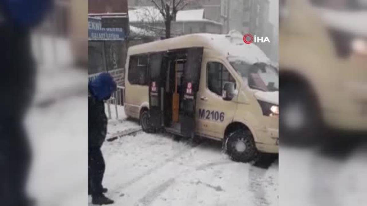 Küçükçekmece'de içi dolu yolcu minibüsü kaydı