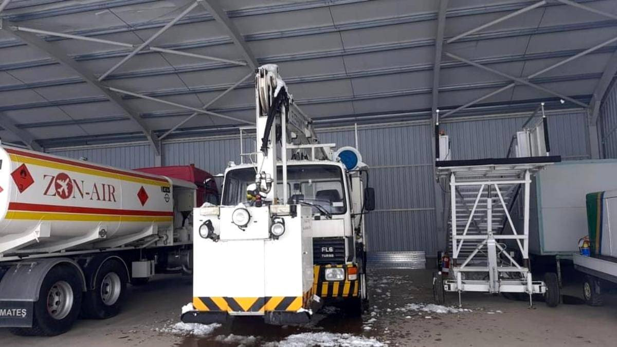 Zonguldak Havalimanı'nda pist temizleme çalışmaları sürüyor