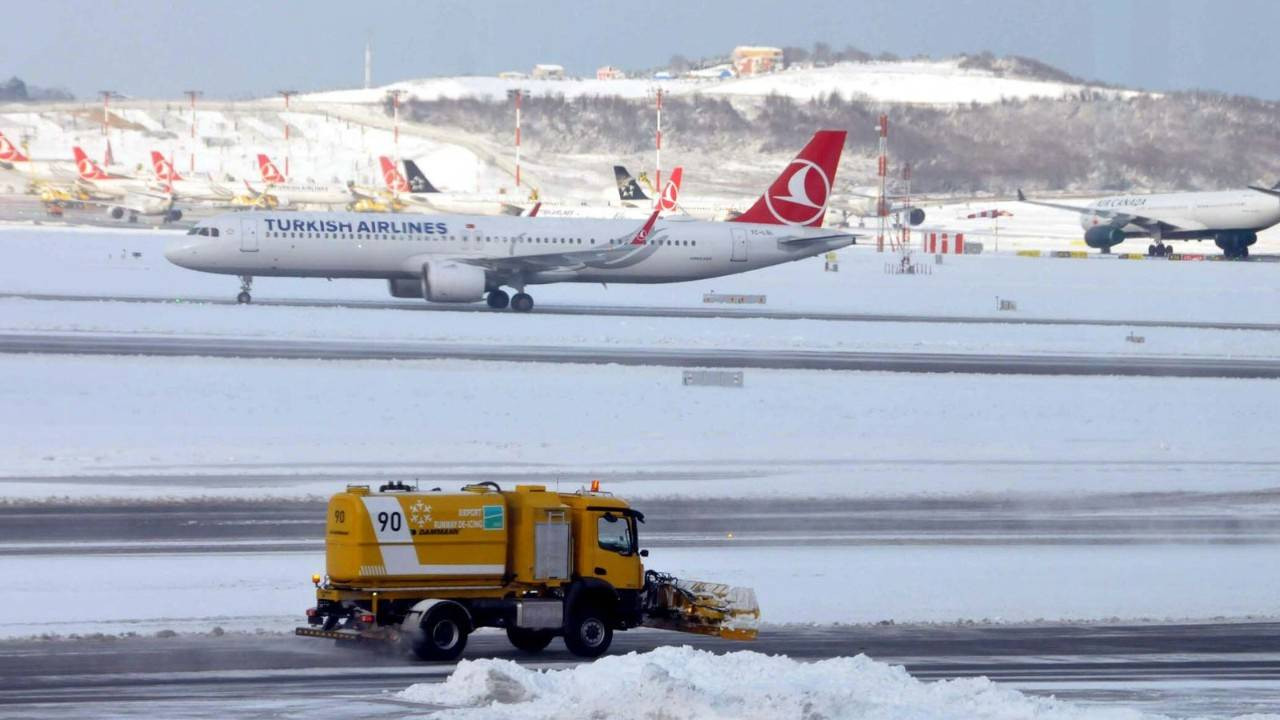 Türk Hava Yolları kar yağışı nedeniyle yarın 04.00'a kadar tüm uçuşlarını durdurdu