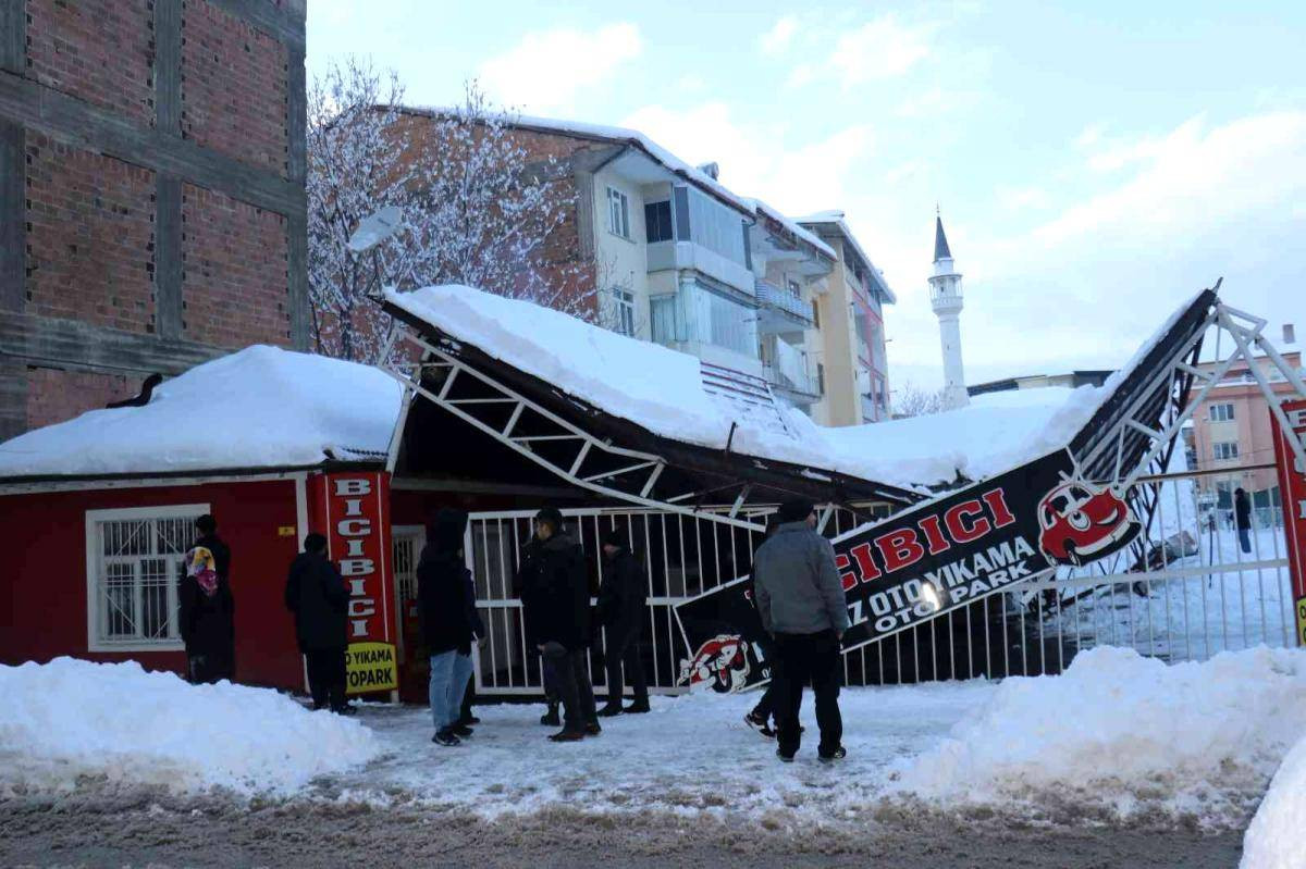 Malatya'da kar nedeniyle oto parkın çatısı çöktü