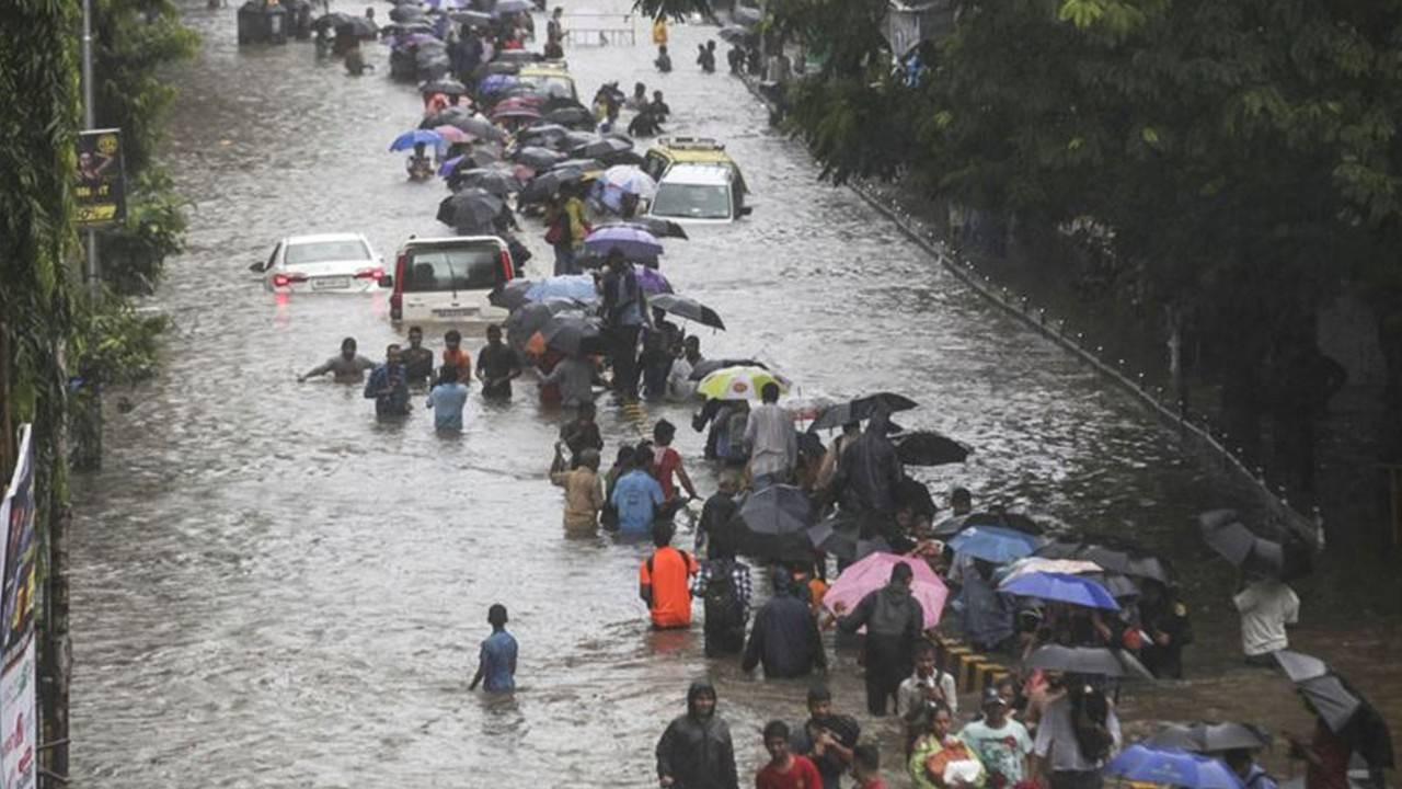 Yeni Delhi'de 121 yılın en yağışlı ocak ayı yaşanıyor